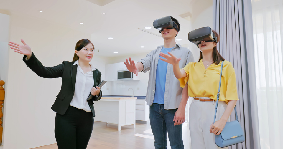 Realtor using VR to present property to clients